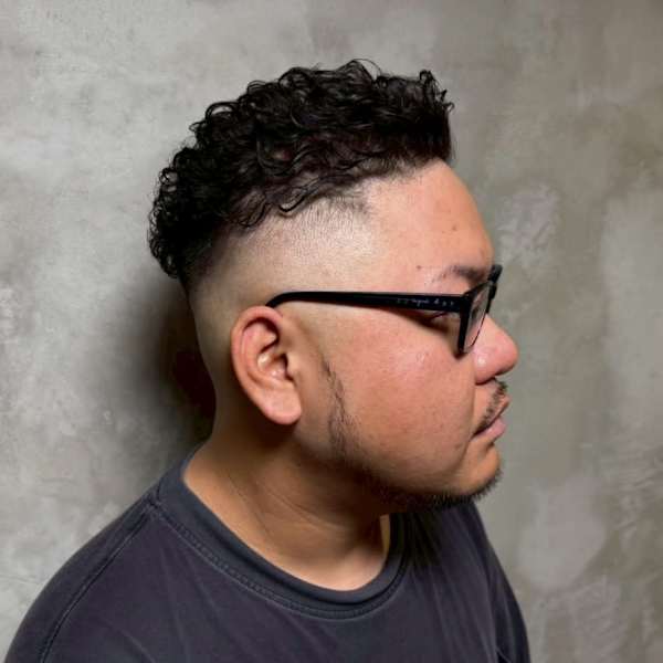 刈り上げ スキンフェード かき上げ 短髪ワイルド 短髪パーマ|全室完全個室 THIS IS BARBER 4th