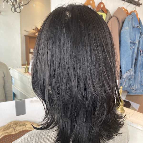 黒髪ミディアム軽めミディアムレイヤー外ハネ可愛い美シルエット