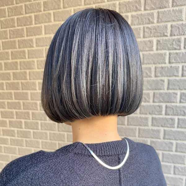 うる艶アッシュカラー×前下がりボブ