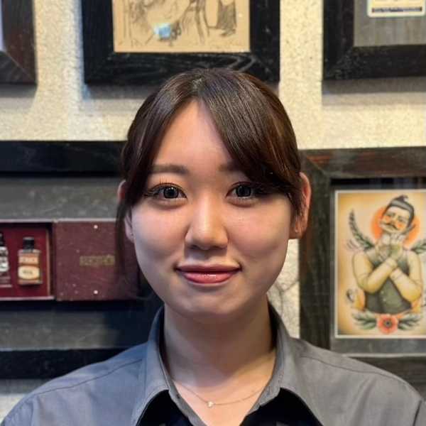 ヒロ銀座バーバーショップ難波店【ヒロギンザバーバーショップナンバテン】のスタッフ紹介。真鍋愛梨