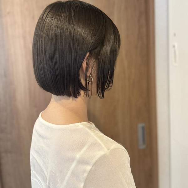 艶感際立つコンパクトタイトボブ