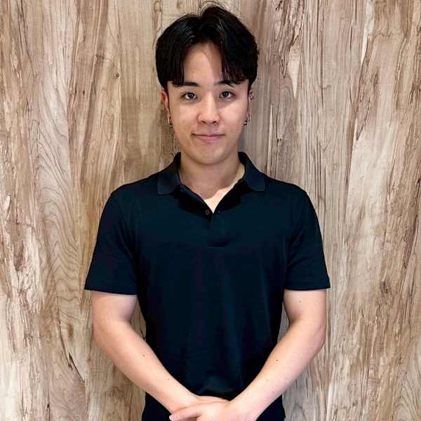 【全席半個室サロン】Natural 沖縄店【ゼンセキハンコシツサロン ナチュラルオキナワテン】のスタッフ紹介。勢理客　輝瞳