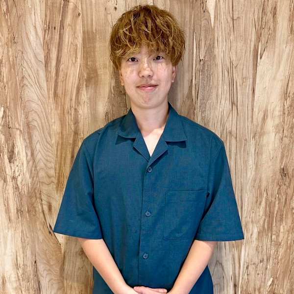 【全席半個室サロン】Natural 沖縄店【ゼンセキハンコシツサロン ナチュラルオキナワテン】のスタッフ紹介。磯谷 成央