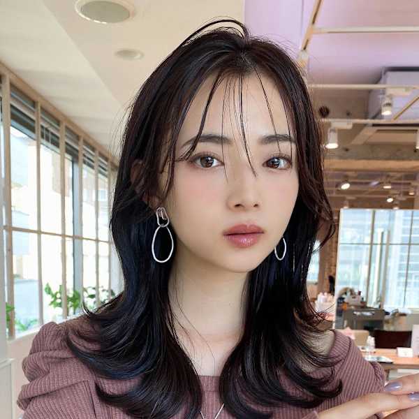 後れ毛が可愛い顔周りハイレイヤーロングチェリーブラウン