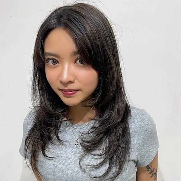 アッシュグレージュ ロングレイヤー センターパート 20代