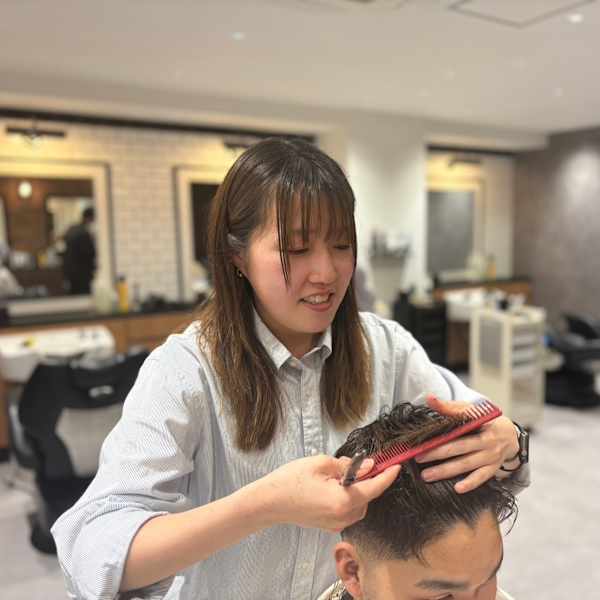 BARBER SHOP 涼 流山おおたかの森店【バーバーショップ リョウ】【バーバーショップリョウ ナガレヤマオオタカノモリテン】のスタッフ紹介。岡崎 佑香