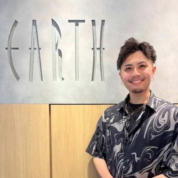 HAIR & MAKE EARTH 錦糸町店【ヘアメイクアース キンシチョウテン】のスタッフ紹介。伊丹琉希也