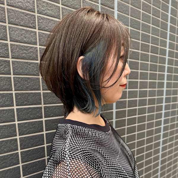カーキグレージュ×大人レイヤーボブ