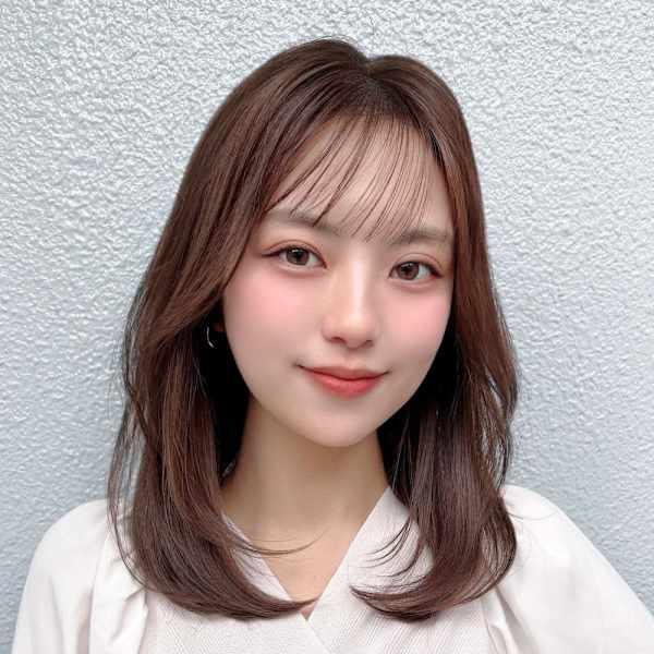 ホワイトグレージュ後れ毛が可愛い顔周りレイヤーミニウルフ