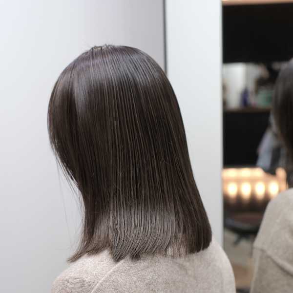 グレージュ風カラー＋ミディアムヘア