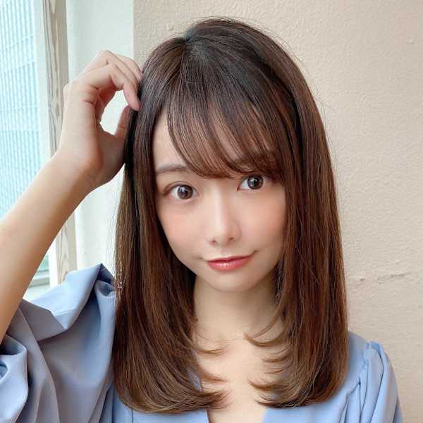 ホワイトグレージュ後れ毛が可愛い顔周りレイヤーミニウルフ