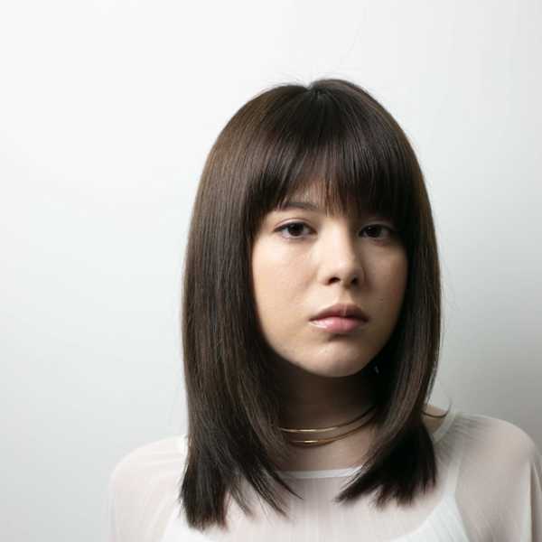 洗練されたセピアグレージュでエフォートレスな日常に