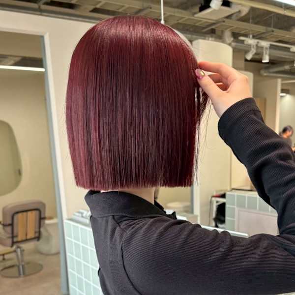 高発色カシスレッド×ミニボブ/札幌駅髪質改善トリートメント|newi hau’oli 札幌駅前店
