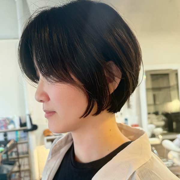暗髪でも軽く見える質感ショート