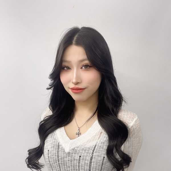 BELLE GROW ALPHA HAIR&NAIL【ベルグローアルファヘアアンドネイル】のスタッフ紹介。HANA
