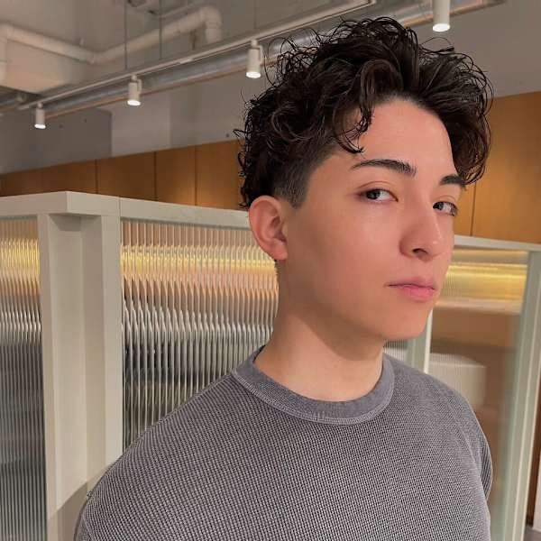 強めパーマでオールバック