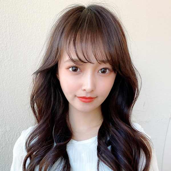 後れ毛が可愛い顔周りハイレイヤーロングチェリーブラウン