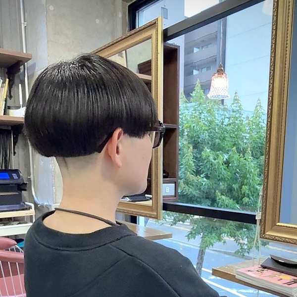 スキンフェード 刈上げ女子 前下がりボブ