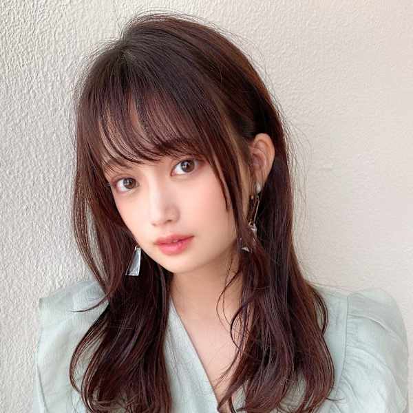 後れ毛が可愛い顔周りハイレイヤーロングチェリーブラウン