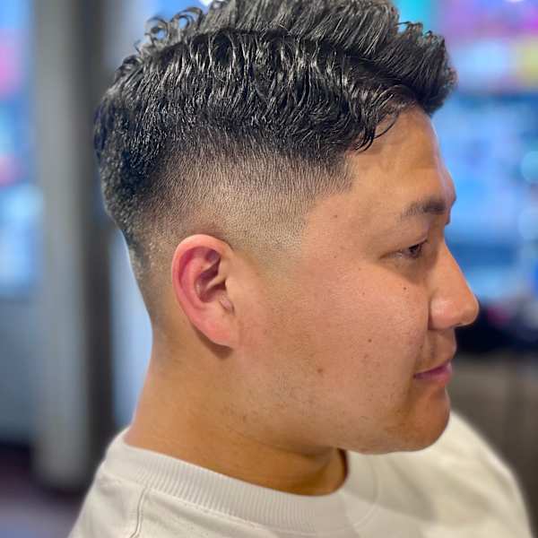 【波打ちカール × フェード】男らしさ際立つ大人パーマ