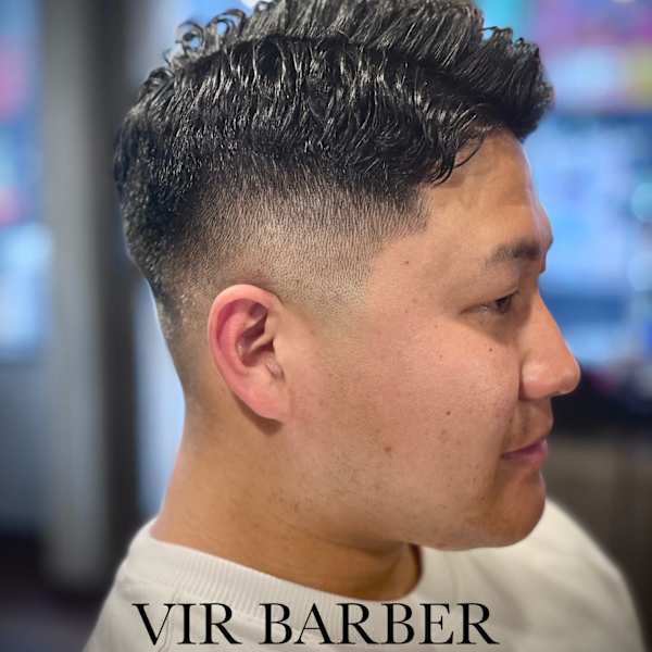 【波打ちカール × スキンフェード】男らしさ際立つ大人パーマ|VIR BARBER