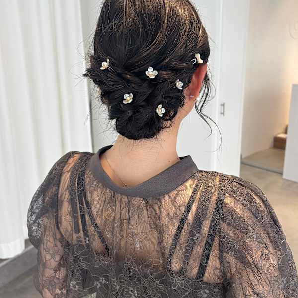 アクセを生かしたシニヨンアレンジ