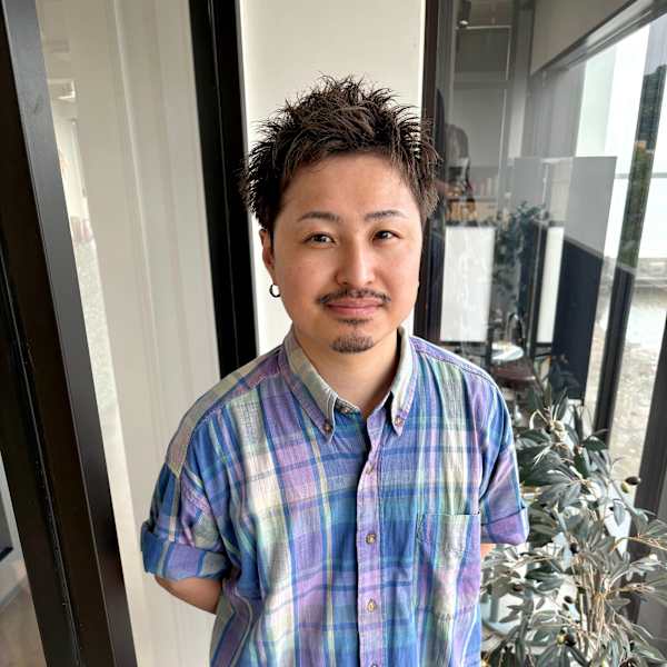 半個室型美容室 Sourire 西大分店【ハンコシツガタビヨウシツ スーリール ニシオオイタテン】のスタッフ紹介。柏矢 竜彦