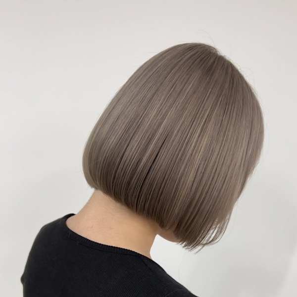 丸みシルエット×シルバーグレージュで透明感あふれる艶ボブ✨
