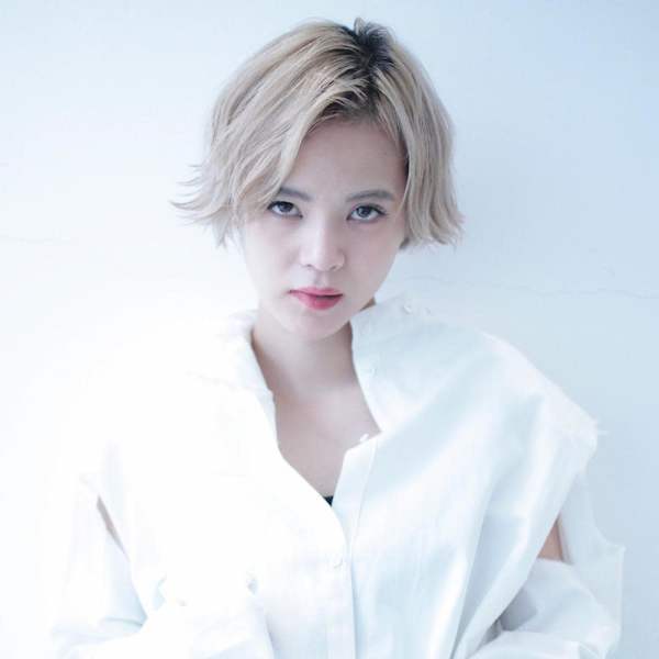 くびれヘアアプリコットオレンジ夏ハイライトカラーショート