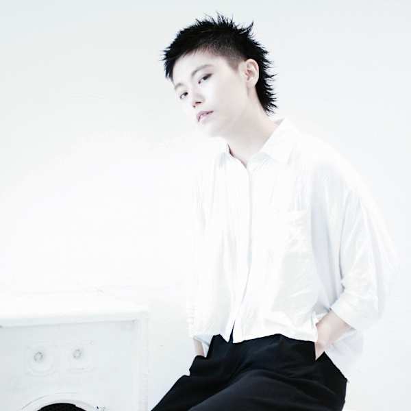 くびれヘアアプリコットオレンジ夏ハイライトカラー黒髪ショート