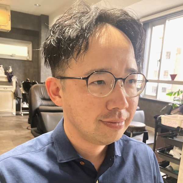 大人男性に人気！ボリュームがでるセンターパートスタイル