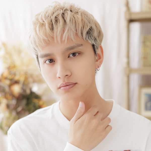 ブリーチデザイン波打ちパーマ金髪マッシュ　フェザーショート