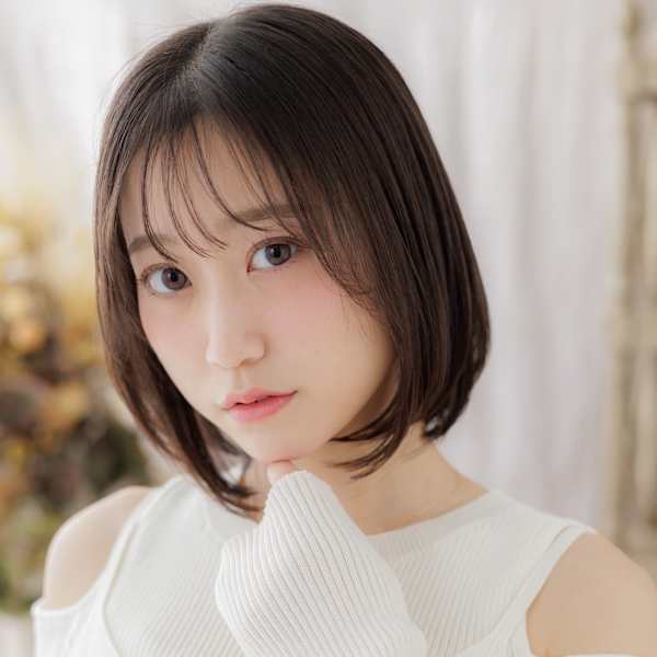 透けバング前下がり切りっぱなし黒髪ミニボブ 細めハイライト