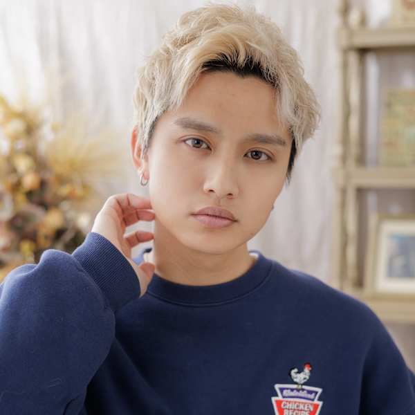 外国人風フェザーパーマスパイキーショート ブリーチデザイン