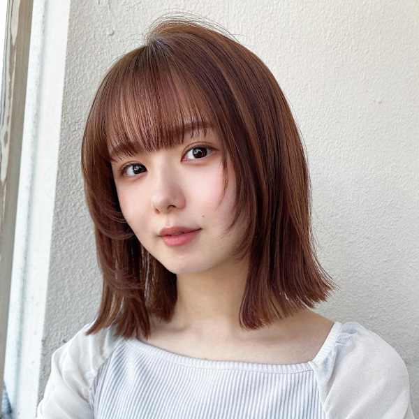 ホワイトグレージュ後れ毛が可愛い顔周りレイヤーミニウルフ