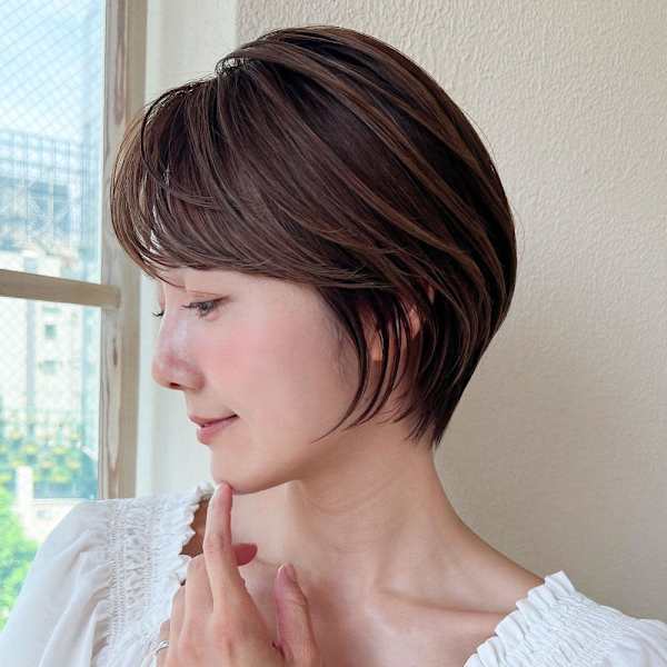 ホワイトグレージュ後れ毛が可愛い顔周りレイヤーミニウルフ