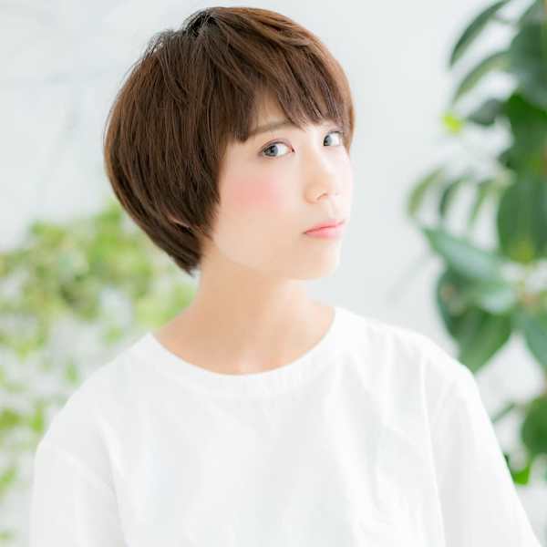 マロンベージュ×オン眉ショートボブ
