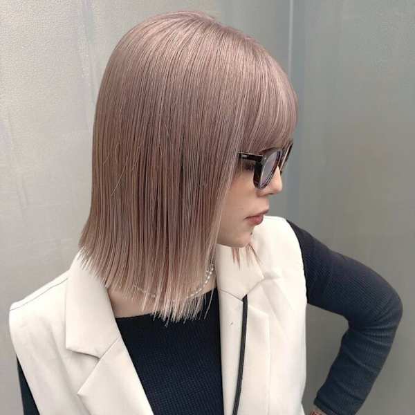 髪質改善 シルバーアッシュ ブリーチ 20代 外ハネミディ