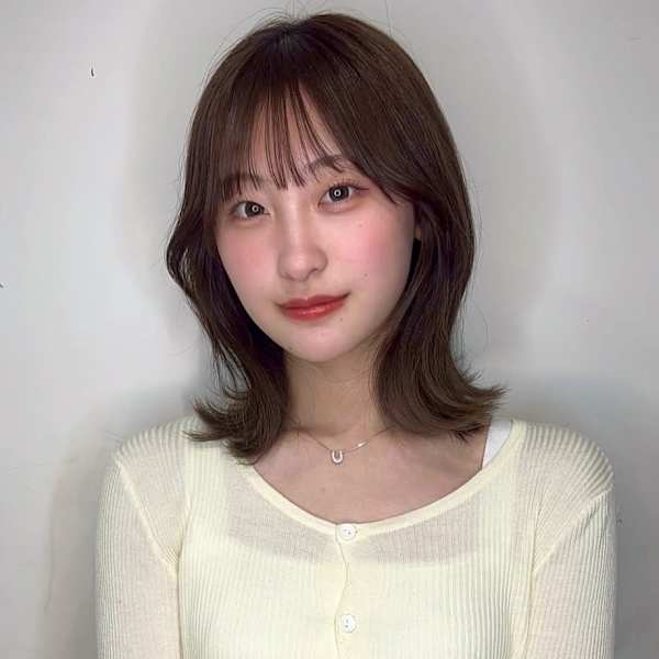 ミディアムレイヤー くびれ オリーブベージュ 外ハネ 20代