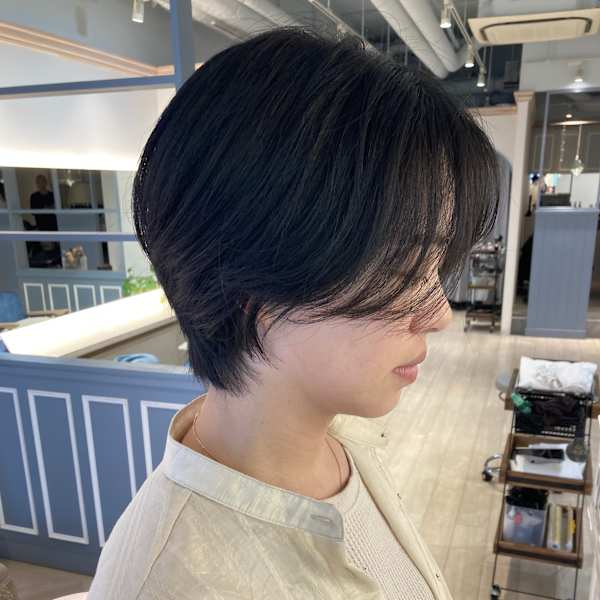 前髪長めハンサムショート透け感黒髪ヘア赤羽美容室