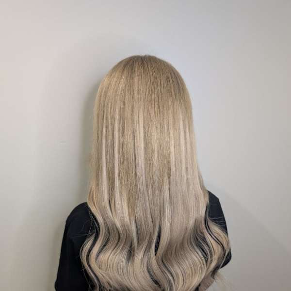 グレージュカラーで透明スタイル