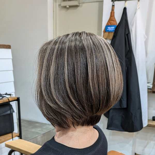 くびれショートボブ30代〜50代グレイカラー白髪ぼかし
