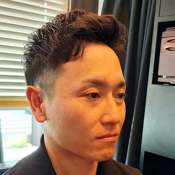 髪の毛にダメージの少ないナチュラルパーマで、クールな印象へ!|The BARBER High Grooming