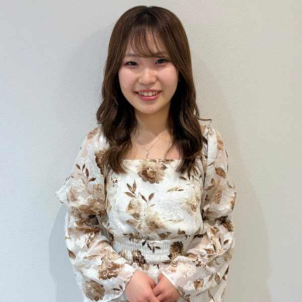 【全席半個室サロン】Natural 仙台東口店【ナチュラル センダイヒガシグチテン】のスタッフ紹介。佐藤 茉奈