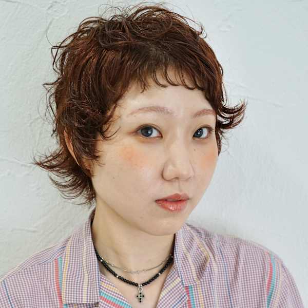 クセ毛を生かした、ショートウルフ