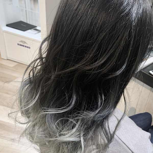 ホワイトカラー　毛先カラー　アッシュ