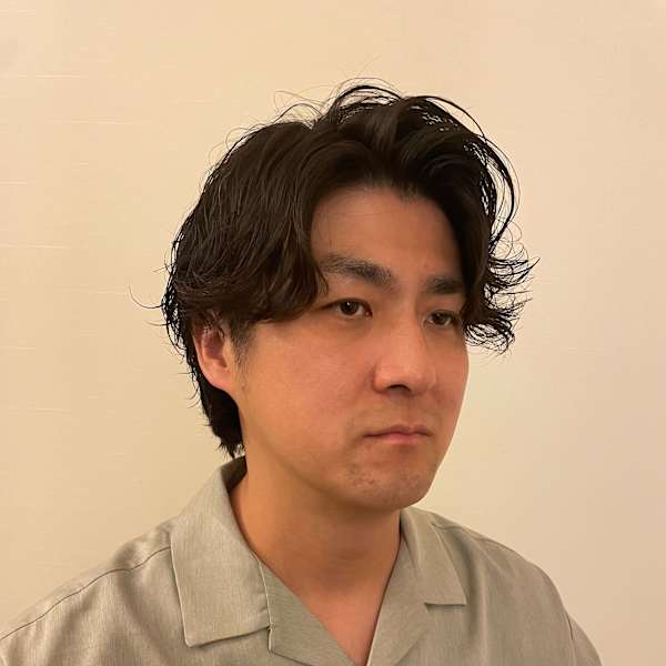 周りを刈り上げ、他全体をスパイラルで巻いたパーマスタイル|MEN'S WILL by SVENSON 池袋スポット