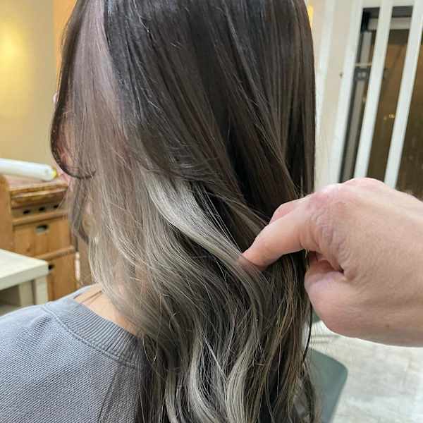 グレージュ×グレーシルバーインナーカラー