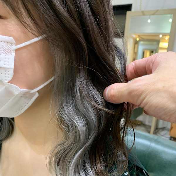 シルバーアッシュ　インナーカラー　ウェーブ巻き