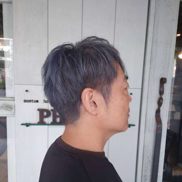 モノトーン系シルバーカラーで仕上げるツーブロックカット